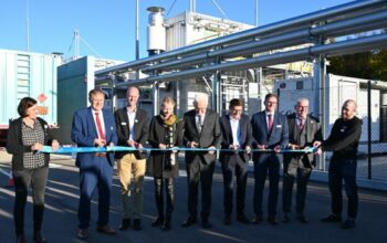 Inauguration du site de production de Lhyfe à Schwäbisch Gmünd. De gauche à droite : Richard Arnold, maire de la ville de Schwäbisch Gmünd, Matthieu Guesné, fondateur et Président-Directeur général de Lhyfe, Thekla Walker, Ministre de l’Environnement, du Climat et de l’Énergie du Land de Bade-Wurtemberg, Winfried Kretschmann, Ministre-président du Land de Bade-Wurtemberg, Nicolas Gibert-Morin, chef d’unité « Autriche, Allemagne et Pays-Bas », Direction générale de la politique régionale et urbaine (DG REGIO), représentant la Commission européenne, Dr Joachim Bläse, préfet (Landrat) du district de l'Ostalbkreis, Luc Graré, Head of Central & Eastern Europe de Lhyfe.