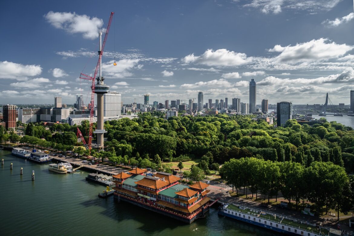 Mammoet démonte les enseignes Rabobank de l’Euromast de Rotterdam avec une Tadano CC 38.650-1