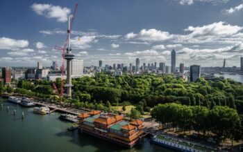 Mammoet démonte les enseignes Rabobank de l’Euromast de Rotterdam avec une Tadano CC 38.650-1