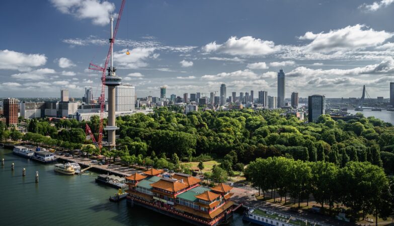 Mammoet démonte les enseignes Rabobank de l’Euromast de Rotterdam avec une Tadano CC 38.650-1