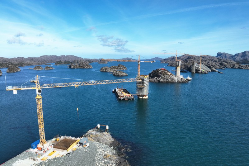 Les grues Liebherr défient le vent et les vagues lors de la construction du pont Ytre Steinsund en Norvège