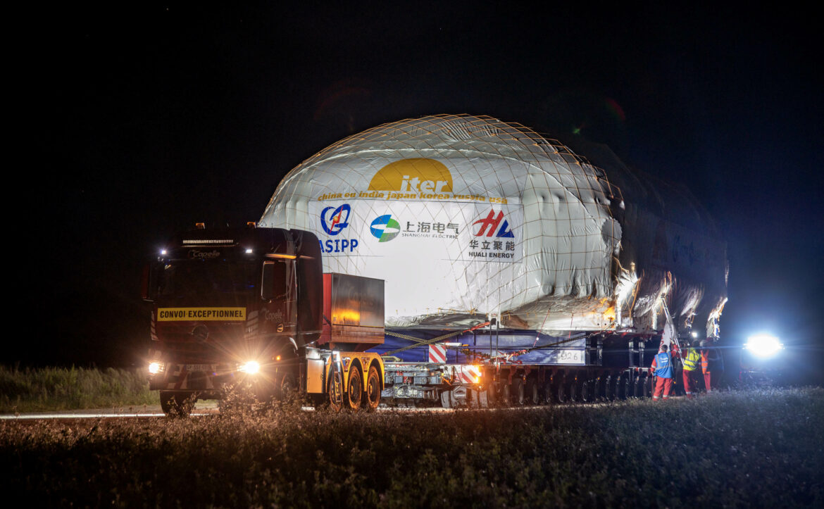 330 tonnes et 22 mètres de long : le cryostat géant arrive à ITER
