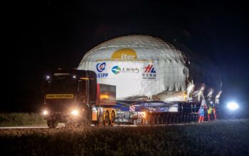 Le cryostat de l'installation d'essais à froid des aimants est le composant le plus long (22 m) et le plus large (11 m) jamais livré à ITER. Grâce à ses dimensions exceptionnelles et à la difficulté de franchir les nombreux virages des 100 kilomètres de l'itinéraire ITER, le voyage a été réalisé en cinq nuits, à une vitesse de marche. ©ITER
