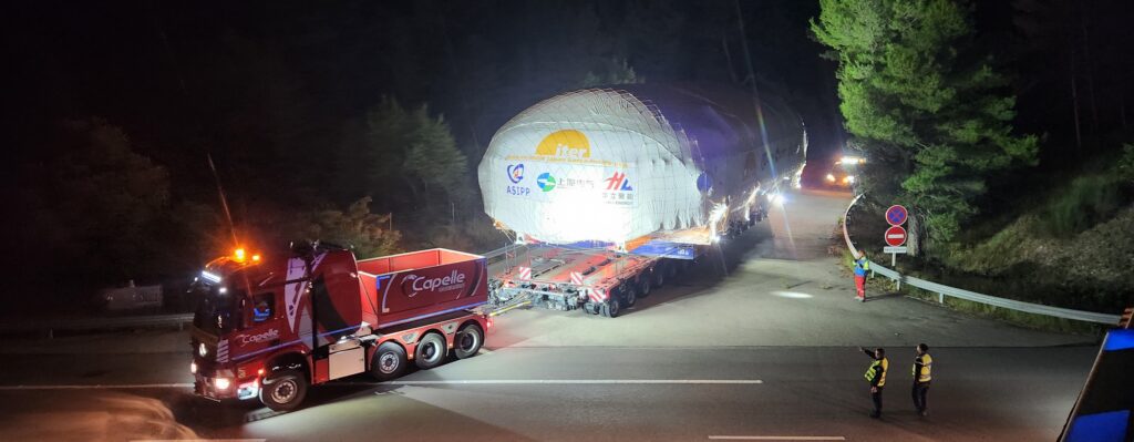 Les grands convois ITER circulent toujours de nuit afin de minimiser les perturbations. Au cours de ce voyage de cinq nuits, le convoi a dû traverser l'autoroute A51 à plusieurs reprises. © ITER