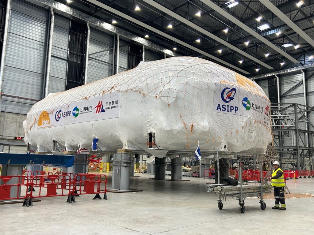 Le cryostat sur mesure de 330 tonnes, fabriqué en Chine pour l'installation d'essais à froid des aimants ITER, est acheminé après livraison. Il rejoindra bientôt les autres composants du banc d'essai pour la mise en service de l'installation. © ITER