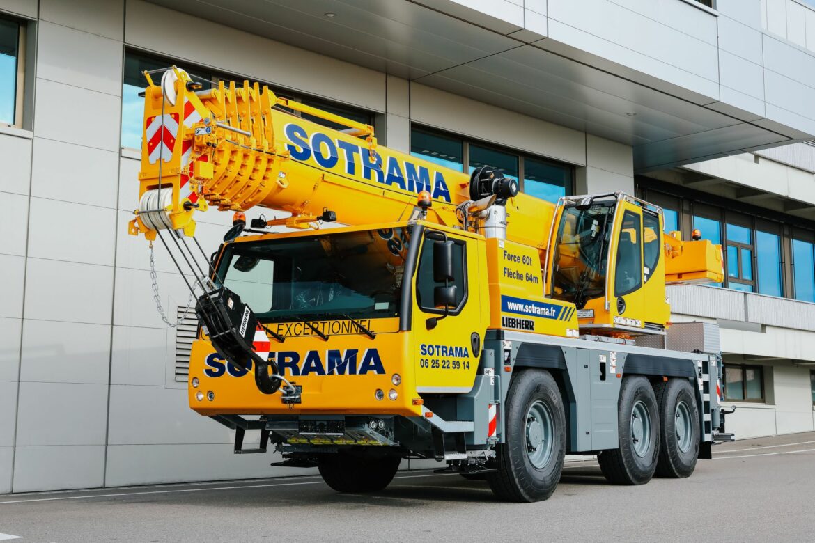Une nouvelle grue Liebherr LTM 1060-3.1 renforce le parc SOTRAMA à Lorient