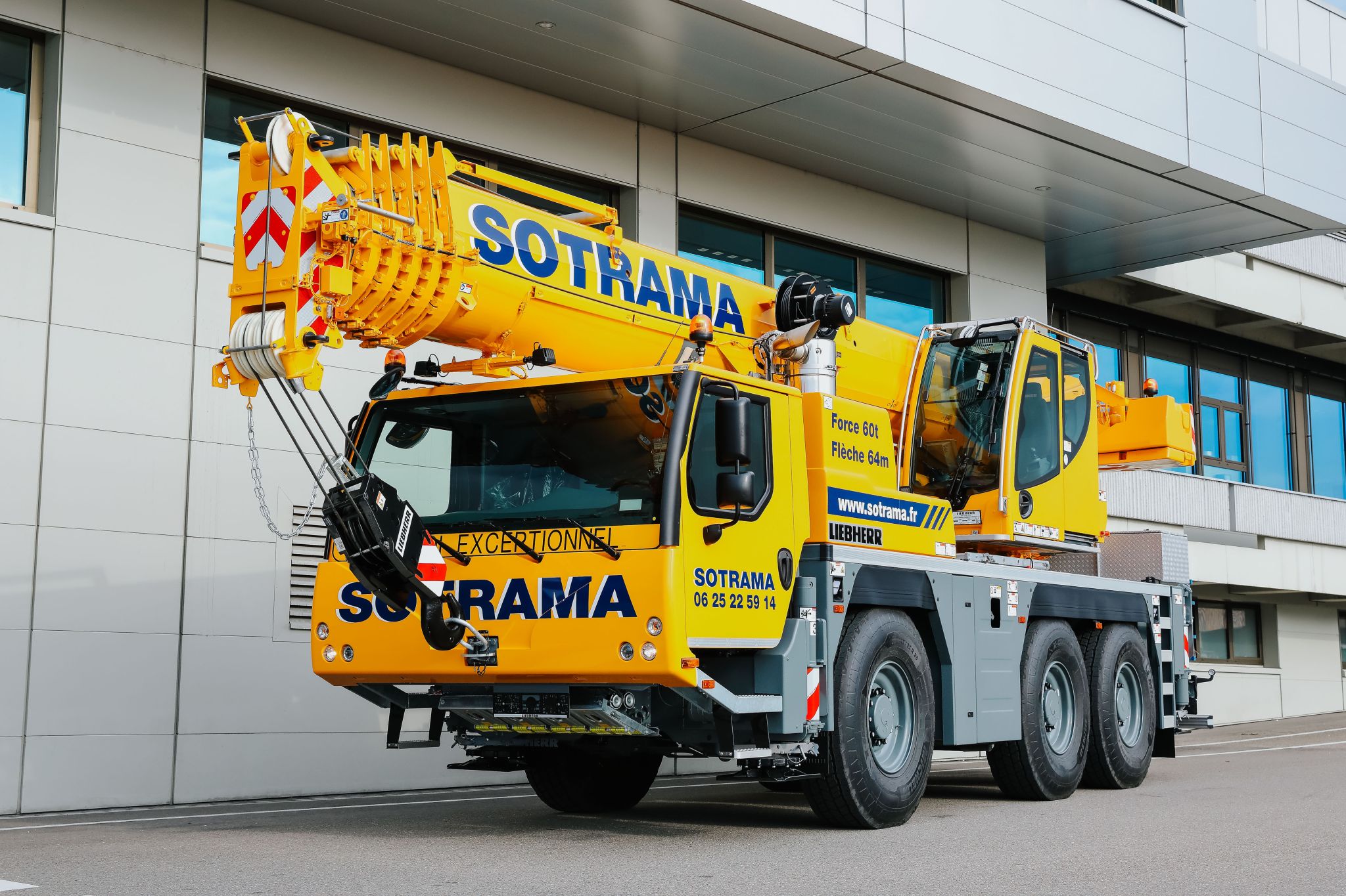 A new Liebherr LTM 1060-3.1 crane reinforces the SOTRAMA fleet in