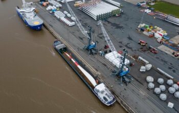 Les bateaux fluviaux de Rhenus PartnerShip Berlin transportent non seulement des pales de rotor pour éoliennes, mais aussi des segments de tour