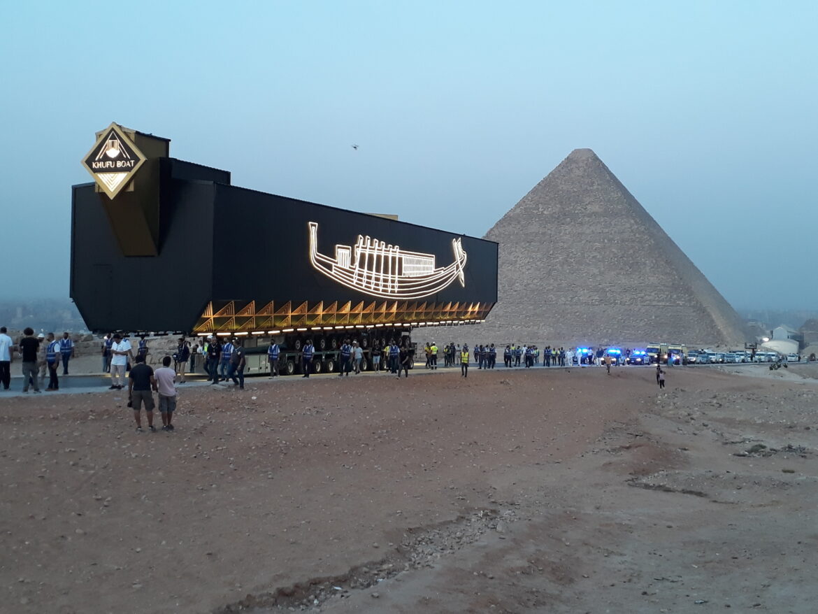 Grand Egyptian Museum : l’incroyable démonstration de force de Sarens à Gizeh