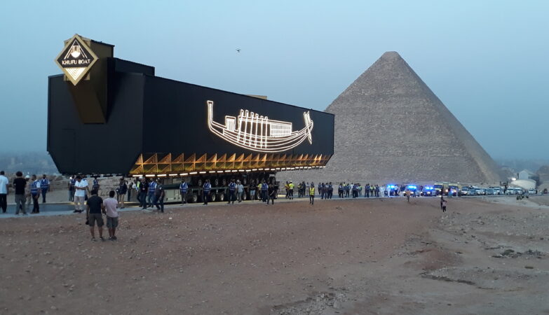Grand Egyptian Museum : l’incroyable démonstration de force de Sarens à Gizeh