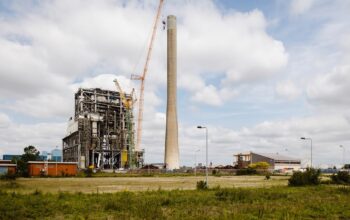 Tadano CC 38.650-1 : configuration spécifique pour le démantèlement d’une cheminée de 175 m à Amsterdam