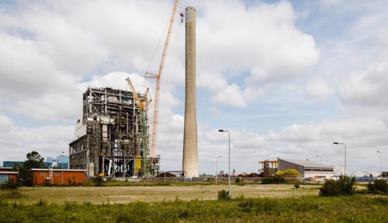 Tadano CC 38.650-1 : configuration spécifique pour le démantèlement d’une cheminée de 175 m à Amsterdam