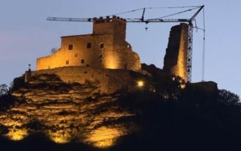 Restauration de la Rocca di Varano : la Potain Igo T 99 au cœur du chantier
