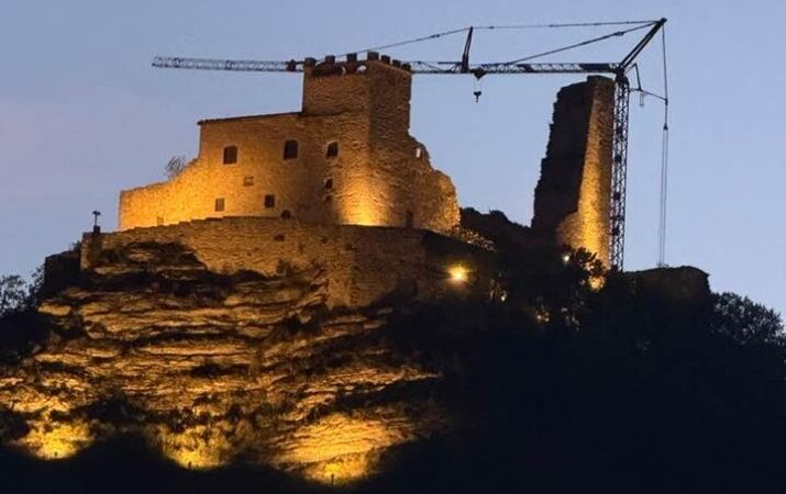 Restauration de la Rocca di Varano : la Potain Igo T 99 au cœur du chantier