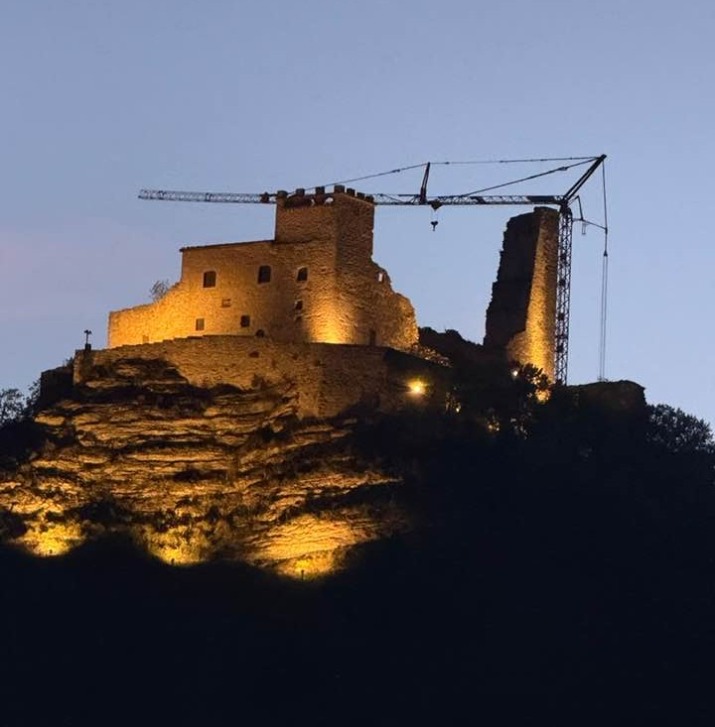 Restauration de la Rocca di Varano : la Potain Igo T 99 au cœur du chantier