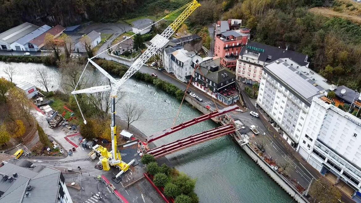 Lourdes : la reconstruction du Pont Peyramale franchit une étape clé avec la mise en place des poutres métalliques