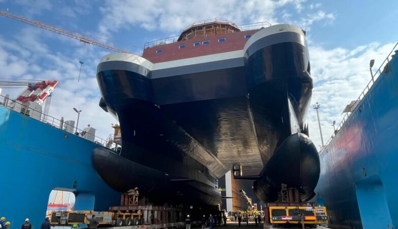 e catamaran WindKeeper n’est pas un navire comme les autres. Avec ses 60 mètres de long, 23 mètres de large et 30 mètres de haut, il pèse 1 900 tonnes