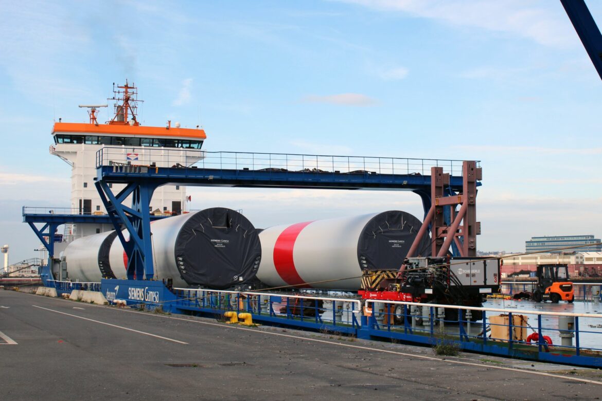 Des mâts géants de 90 mètres arrivent au Havre