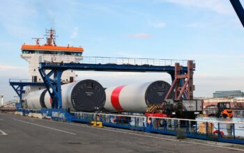 le Port du Havre a accueilli les mâts de 90 mètres destinés aux éoliennes offshore.