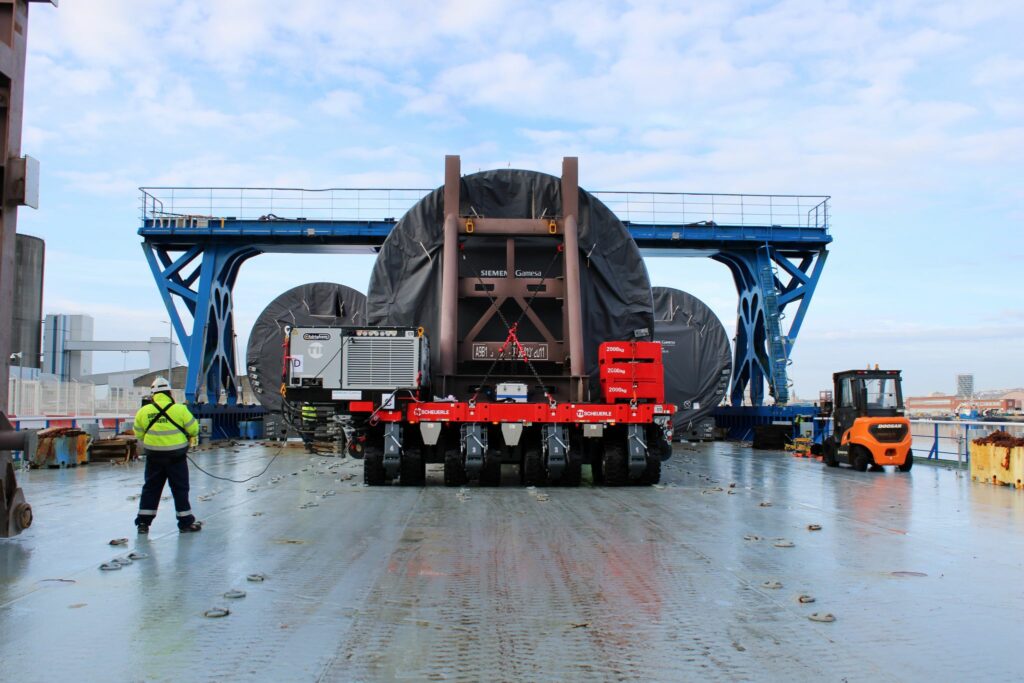 le Port du Havre a accueilli les mâts de 90 mètres destinés aux éoliennes offshore.