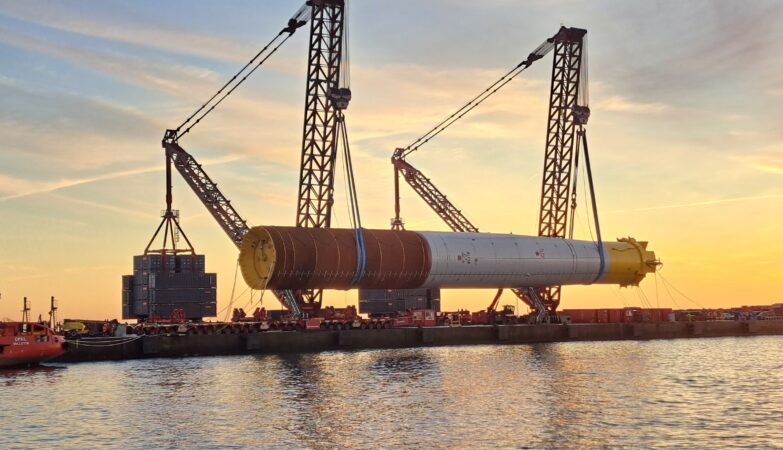 Mammoet, maître du très lourd face aux monopieux géants