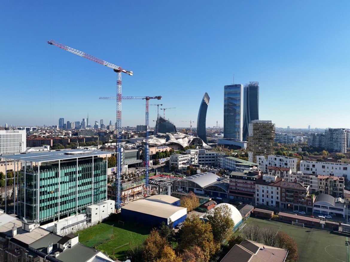 Assistedile déploie deux grues Raimondi pour un nouveau projet hôtelier à Milan