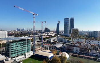 Assistedile déploie deux grues Raimondi pour un nouveau projet hôtelier à Milan
