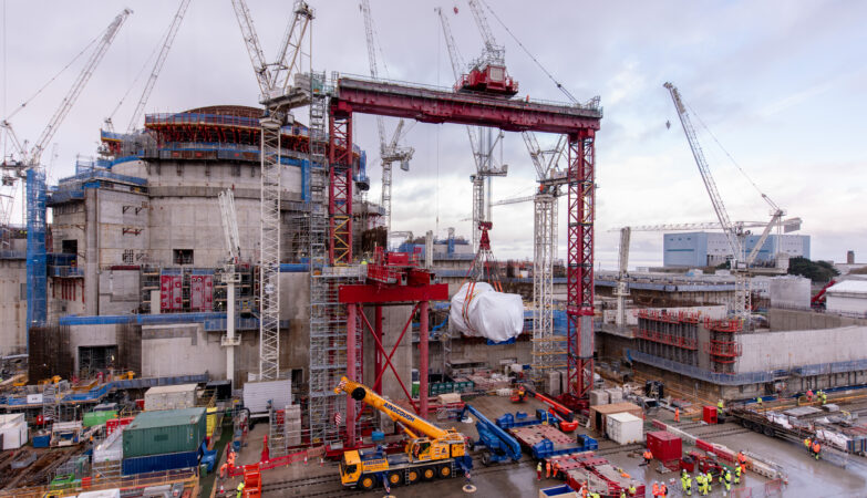 À Hinkley Point C, Mammoet a pris en charge le transport et l’installation des composants les plus sensibles de la centrale nucléaire, dont le réacteur et les générateurs de vapeur, pesant jusqu’à 520 t chacun.