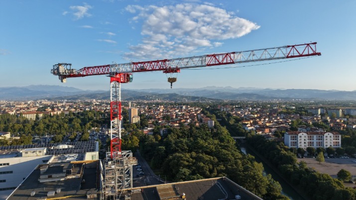 Vérone : une grue Potain MDT 809 installée sur le chantier de l’hôpital Borgo Roma