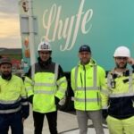 Équipes Lhyfe et TEAL Mobility devant un conteneur Lhyfe installé sur la station hydrogène opérée par TEAL Mobility.