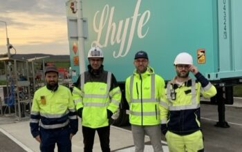 Équipes Lhyfe et TEAL Mobility devant un conteneur Lhyfe installé sur la station hydrogène opérée par TEAL Mobility.