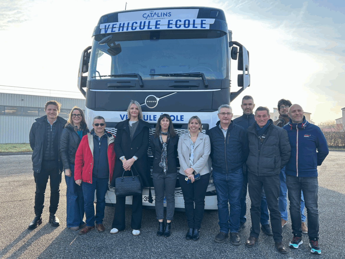 Volvo Trucks équipe le Lycée des Catalins d’un Volvo FH pour la formation des conducteurs