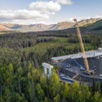 Deux grues Liebherr rapprochent les rives du Juneau Creek Bridge en Alaska LR-1300.1-SX