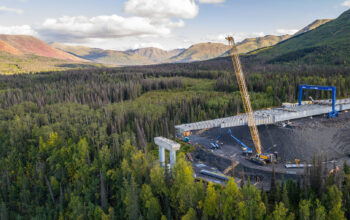 Deux grues Liebherr rapprochent les rives du Juneau Creek Bridge en Alaska LR-1300.1-SX