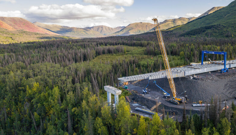 Deux grues Liebherr rapprochent les rives du Juneau Creek Bridge en Alaska LR-1300.1-SX