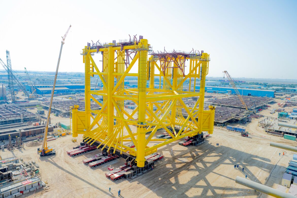 BorWin6 : Mammoet réalise le loadout de la jacket offshore à Jebel Ali