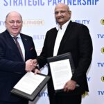 Andreas Klauser, CEO of PALFINGER, and R. Dinesh, Director of TVS Mobility Group, after the signing of a MoU to formalize and further develop the existing collaboration in India.