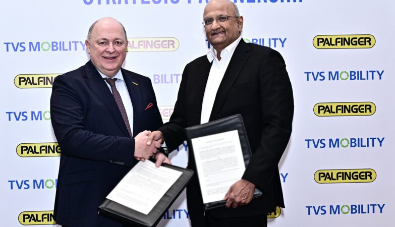Andreas Klauser, CEO of PALFINGER, and R. Dinesh, Director of TVS Mobility Group, after the signing of a MoU to formalize and further develop the existing collaboration in India.
