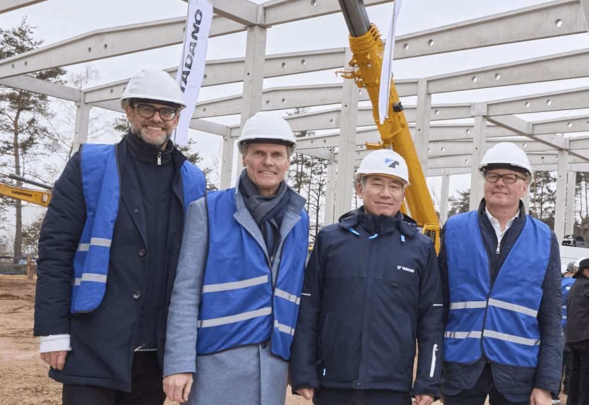 Tadano célèbre une étape majeure de son nouveau centre de pièces détachées
