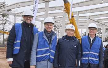 Ralph Edelhäußer, Federal Minister; Frank Schröder, Managing Director & Executive Vice President Customer Support; Noriaki Yashiro, CEO Tadano Europe, Norbert Dünkel, State Minister Tadano