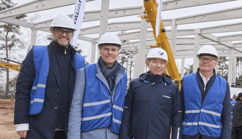 Ralph Edelhäußer, Federal Minister; Frank Schröder, Managing Director & Executive Vice President Customer Support; Noriaki Yashiro, CEO Tadano Europe, Norbert Dünkel, State Minister Tadano