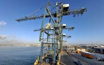 Sarens réalise un levage pionnier de deux grues STS de 620 tonnes au port de Sagunto