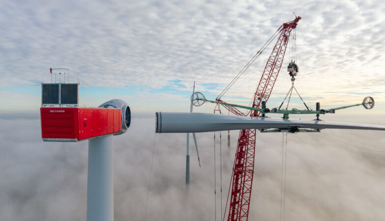 Trois grues Liebherr de 800 tonnes au cœur d’un chantier éolien hors norme