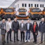 De gauche à droite : Thomas Nußbaumer (Directeur Général de PALFINGER GmbH), Bernhard Wasner (Directeur Général de Paul Nutzfahrzeuge), Dr. Guido Schuster (Responsable de la division des opérations, Agence de mobilité de Rhénanie-Palatinat), René Rudelt (Directeur du centre, Mercedes-Benz Own Retail Deutschland), Mike Fensterseifer (Responsable de l'unité des opérations routières, Agence de mobilité de Rhénanie-Palatinat), Victoria Rasoulkhani (Directrice Générale de Bucher Municipal Wernberg GmbH) et Wolfgang Bergau (Chef de projet, unité des opérations routières, Agence de mobilité de Rhénanie-Palatinat).