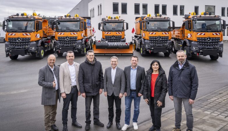 De gauche à droite : Thomas Nußbaumer (Directeur Général de PALFINGER GmbH), Bernhard Wasner (Directeur Général de Paul Nutzfahrzeuge), Dr. Guido Schuster (Responsable de la division des opérations, Agence de mobilité de Rhénanie-Palatinat), René Rudelt (Directeur du centre, Mercedes-Benz Own Retail Deutschland), Mike Fensterseifer (Responsable de l'unité des opérations routières, Agence de mobilité de Rhénanie-Palatinat), Victoria Rasoulkhani (Directrice Générale de Bucher Municipal Wernberg GmbH) et Wolfgang Bergau (Chef de projet, unité des opérations routières, Agence de mobilité de Rhénanie-Palatinat).