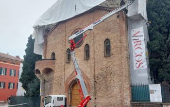 Une nacelle Multitel mobilisée à Bologne pour protéger le complexe de Santo Stefano