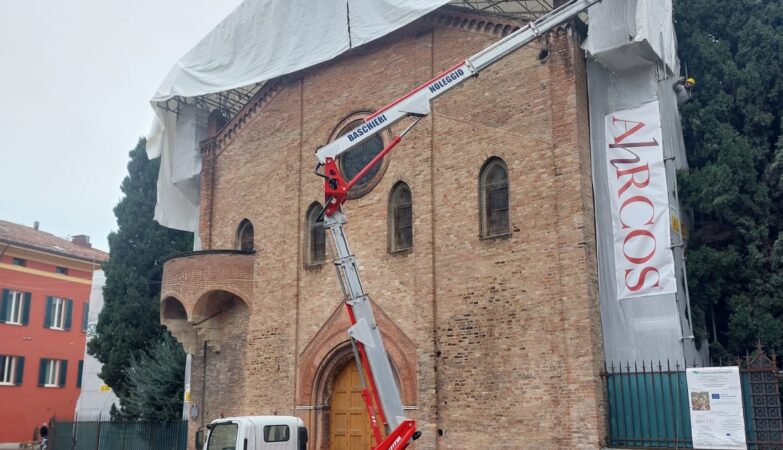 Une nacelle Multitel mobilisée à Bologne pour protéger le complexe de Santo Stefano