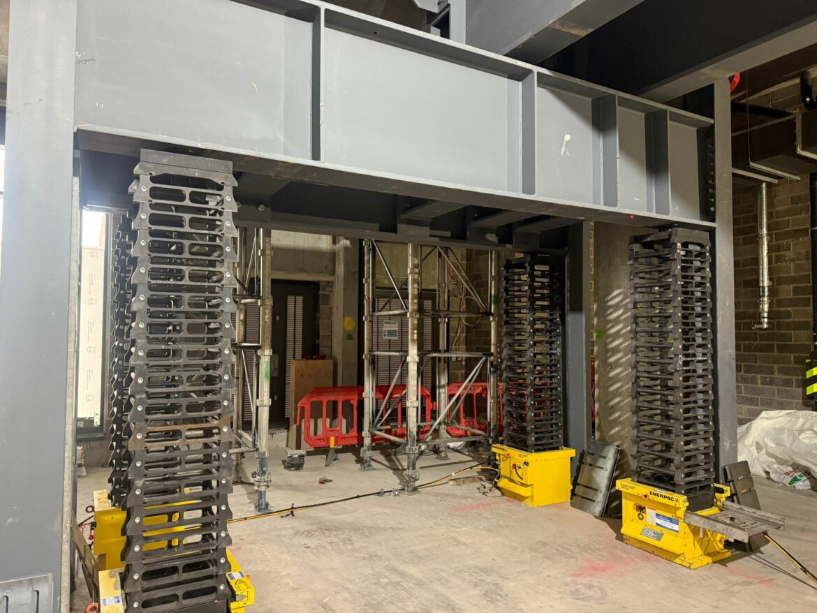 Levage précis de poutres avec les vérins cubiques Enerpac à Londres