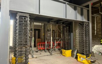 Levage précis de poutres avec les vérins cubiques Enerpac à Londres