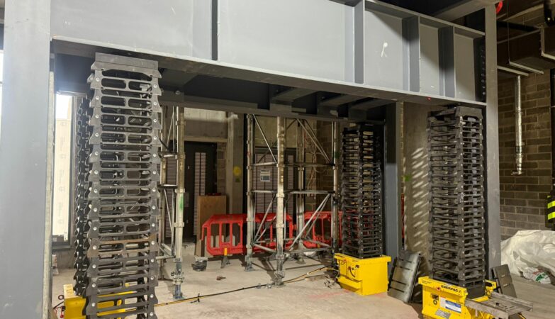 Levage précis de poutres avec les vérins cubiques Enerpac à Londres